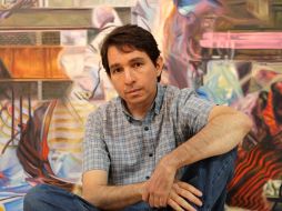 Carlos Vargas Pons posa junto a uno de sus cuadros, que serán exhibidos en el Museo de sitio del Congreso del Estado. A. CAMACHO  /