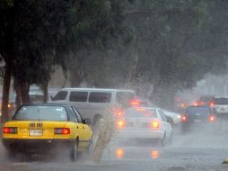 Las crecidas de agua afectaron fuertemente el desplazamiento de vehículos esta noche. E. BARRERA  /