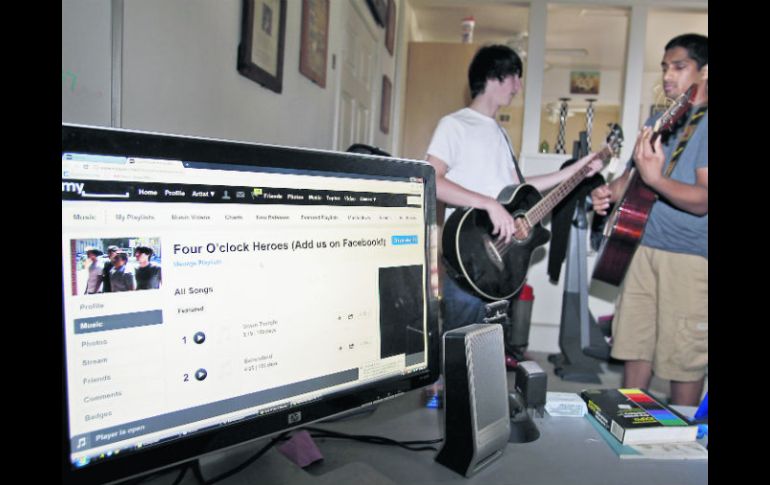Jóvenes practican su música mientras tienen abierto el apartado del grupo en Myspace. ARCHIVO  /
