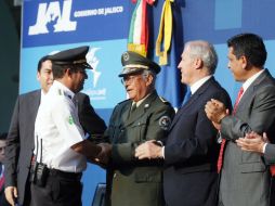 Trinidad López Rivas es felicitado por su hijo Felipe de Jesús. E. BARRERA  /