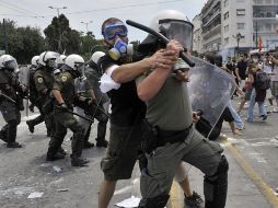 La Policía antidisturbios disparó salvas de gases lacrimógenos para hacer retroceder a los manifestantes.AFP  /