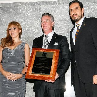 Reconocen trabajo de Carlos Andrade Garín como relacionista público