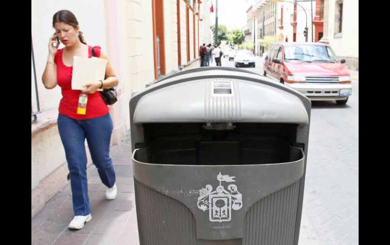 Uno de los contenedores habilitado con cenicero y una leyenda con el sistema de lectura braille. E. PACHECO  /