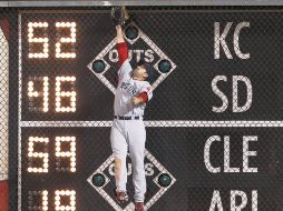 Adrián González, quien jugó por segunda ocasión en su carrera como jardinero derecho, se estira para intentar atrapar la bola. AP  /