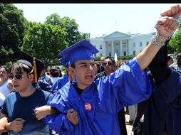 Estudiantes de origen hispano se manifiestan a las afueras de la Casa Blanca para exigir la aprobación de la DREAM Act. EFE  /