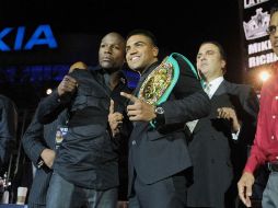 Floyd y Víctor Ortíz anunciando su próxima pelea. AFP  /