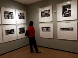 Una mujer mira fotografías durante la inauguración de la muestra en el museo The Asia Society. REUTERS  /