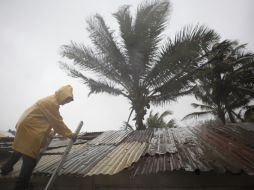 En Tuxpan, Veracruz, habitantes toman medidas horas antes del arribo del fenómeno. AP  /