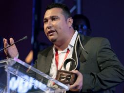 En la imagen el compositor recoge el premio de 'Compositor del año' durante los premios SESAC. AP  /