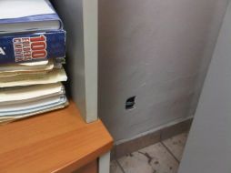 Cuando hacían adecuaciones físicas en las oficinas de Comunicación Social se localizó accidentalmente un micrófono. ESPECIAL  /