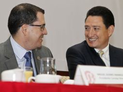 Miguel Alfaro criticó el caso del auditor. En la foto dialoga con el secretario de Promoción Económica, Alonso Ulloa. E. PACHECO  /