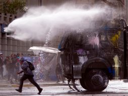 Estudiantes se enfrentan con policías en Chile. Hoy se realizó una marcha masiva en demanda de una mejor educación pública. AFP  /