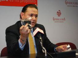 Héctor Pizano Ramos, titular de la Sindicatura, enseña uno de los siete micrófonos hallados en el Ayuntamiento tapatío. ESPECIAL  /