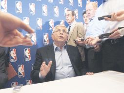 El comisionado de la NBA, David Stern, luego de anunciar la activación del paro patronal y el cierre de toda actividad de la Liga. AP  /