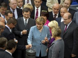 La canciller Angela Merkel emite su voto en el Parlamento para avalar el fin de la energía nuclear en el país. EFE  /