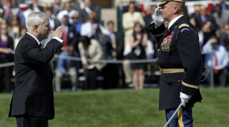 Robert Gates, en el homenaje que le rindió el presidente Barack Obama en Virginia. REUTERS  /