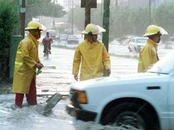 Elementos de Protección Civil de Tlaquepaque y del Estado, tuvieron una noche y madrugada movilizada a causa de las lluvias. ARCHIVO  /