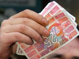 La divisa europea alcanza un precio máximo a la venta de 17.22 pesos. ARCHIVO  /