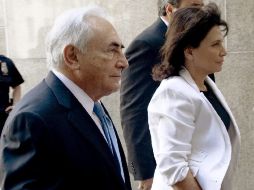 Dominique Strauss-Kahn arribó a comparecer en la corte en Nueva York acompañado de su esposa. EFE  /