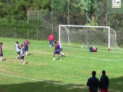 Los jugadores de Chivas durante el entrenamiento en la cancha de Mazamitla. A. RAMÍREz  /
