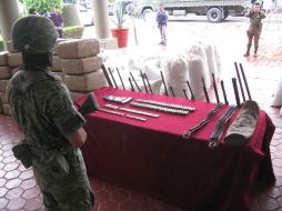 Las armas, drogas y vehículos fueron puestos a disposición de la PGR para su investigación. M. PATIÑO  /