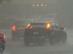 Algunas arterias viales registraron acumulación intensa de automóviles por la precipitación. ARCHIVO  /
