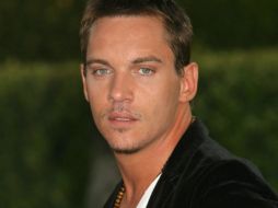 Jonathan Rhys Meyers, afamado por su participación en la serie The Tudors, se encuentra estable. ESPECIAL  /
