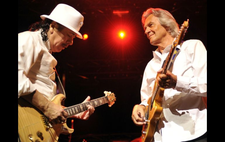 Carlos Santana, al lado de John Mc Laughlin revivió éxitos que lo han hecho brillar a través de 45 años de carrera. AFP  /