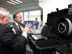 Felipe Calderón durante el recorrido del Laboratorio Central de Servicios Periciales. EL UNIVERSAL  /