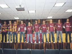 Los refuerzos de Estudiantes durante su presentación. MEXSPORT  /