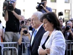 Dominique Strauss-Kahn sale de la Suprema Corte de Nueva York, acompañado por su esposa Anne Sinclair. AP  /