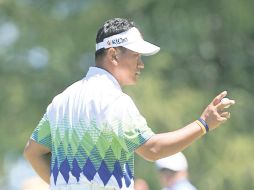 El golfista coreano K.J. Choi estuvo acertado ayer con el putt al embocar siete birdies. AFP  /