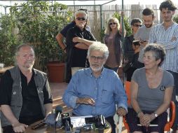 Miembros de la segunda Flotilla de la Libertad, conversan con los medios en Atenas. EFE  /