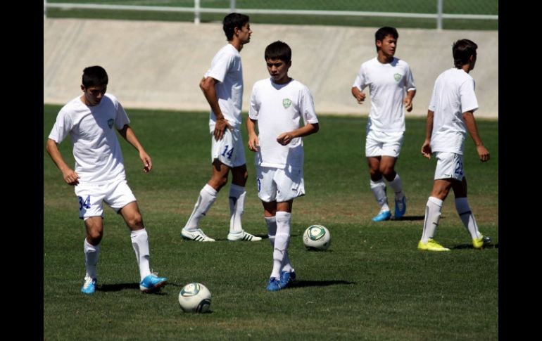 Jugadores de la selección de Uzbekistán, durante sesión de entrenamiento para Mundial Sub-17. MEXSPORT  /
