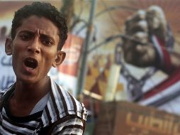 Una manifestante anti-gobierno grita consignas para exigir la destitución de Ali Abdullah Saleh. REUTERS  /