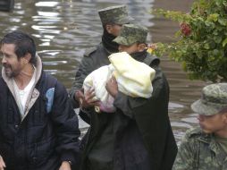Las labores militares incluyeron evacuación de las zonas de peligro y rescate. EFE  /