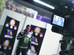 Los aspirantes debieron pasar por tres filtros, en la imagen un joven en la prueba de canto. A. HINOJOSA  /