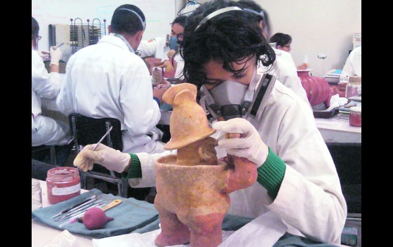 Estudiante con una pieza de la colección Collignon de la Peña. M.TORRES  /