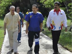 El mandatario más delgado, camina junto al primer ministro venezolano, Nicolás Maduro (derecha), en La Habana. REUTERS  /