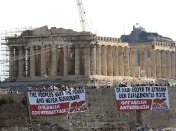 En la Acrópolis, en Atenas, activistas comunistas despliegan una pancarta. EFE  /