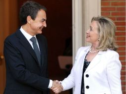 El presidente español, José Luis Rodríguez Zapatero, recibe a Hillary Clinton, en el Palacio de La Moncloa. AFP  /