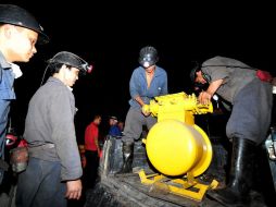 En la imagen, equipos de rescate trabajan en el auxilio de 22 mineros enterrados en Heshan, China. NTX  /