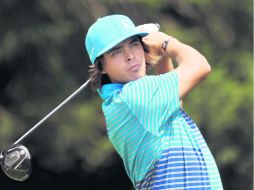 El golfista estadounidense, Rickie Fowler, observa su tiro de salida del hoyo cuatro, durante la tercera ronda del certamen. AFP  /