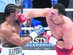 Vladimir Klitschko conecta un golpe con la derecha hacia el rostro del británico David Haye. REUTERS  /
