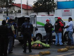 Los cuerpos fueron levantados por elementos de Servicios Médicos para llevarlos a la morgue de la ciudad. O. RUVALCABA  /