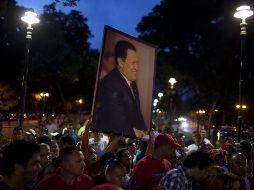 Partidarios de Hugo Chávez participan en un mitin, entre la concurrencia se aprecia una foto del presidente venezolano. REUTERS  /