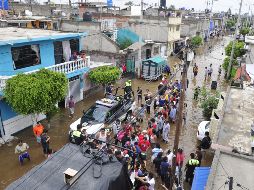Habitantes de la colonia Franja Valle de México en Ecatepec, permanecen en las calles puesto que sus hogares están inundados. EFE  /