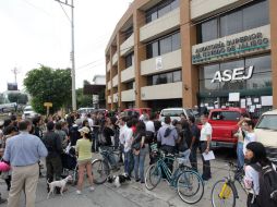 Un centenar de personas acudieron a las afueras de la ASEJ para llevar a cabo un juicio en contra de su titular. S. NÚÑEZ  /