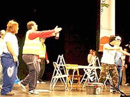 La obra ''Los Huesos del Amor y de la Muerte'' refleja los problemas cotidianos de una pareja. ESPECIAL  /