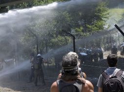 Italianos se enfrentan a la policia durante el transcurso de la manifestación. EFE  /